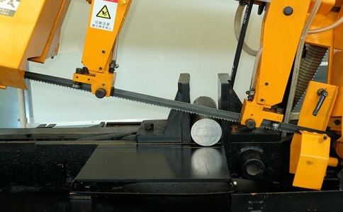 为什么说对切割精度要求不高的可以选择半自动岳池立式带锯床？